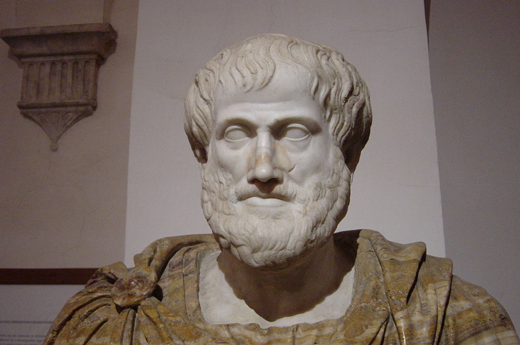 Προτομή του Αριστοτέλη από Μάρμαρο. Ρωμαϊκό αντίγραφο από μπρούτζινο Ελληνικό πρωτότυπο του Λυσίππου το 330 πΧ. Ο αλαβάστρινος μανδύας αποτελεί σύγχρονη προσθήκη. Εικόνα από το Wikimedia Commons. 